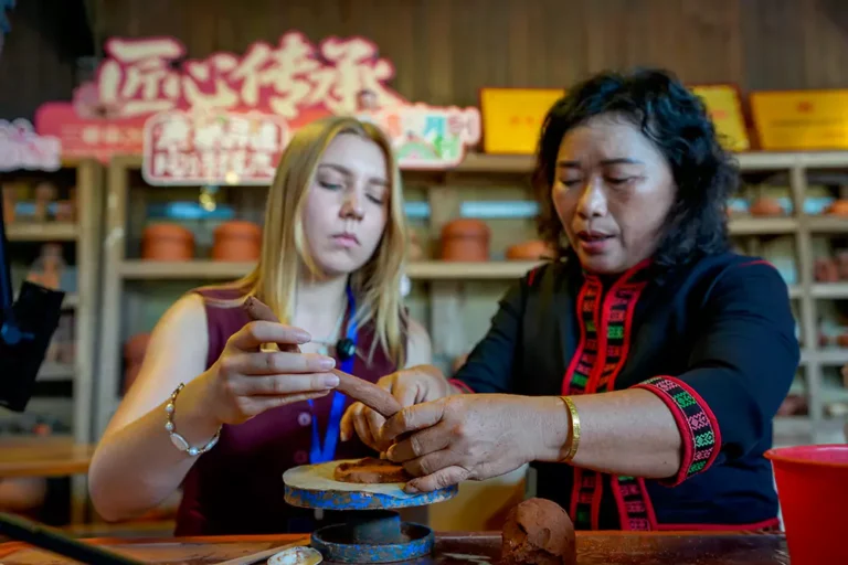 Have You Ever Tried Making “Living Fossil” Li Pottery? Come and Give It a Spin! Sanya’s Millennia-Old Li Pottery Meets the World