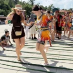 Foreign tourists enjoy touring China, starting from Sanya