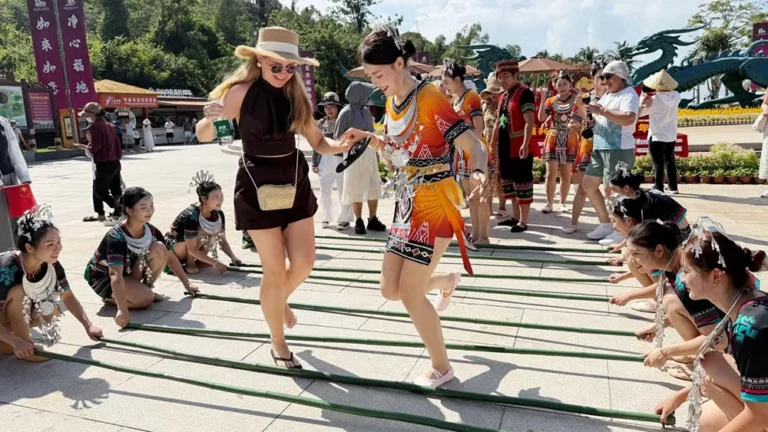 Foreign tourists enjoy touring China, starting from Sanya