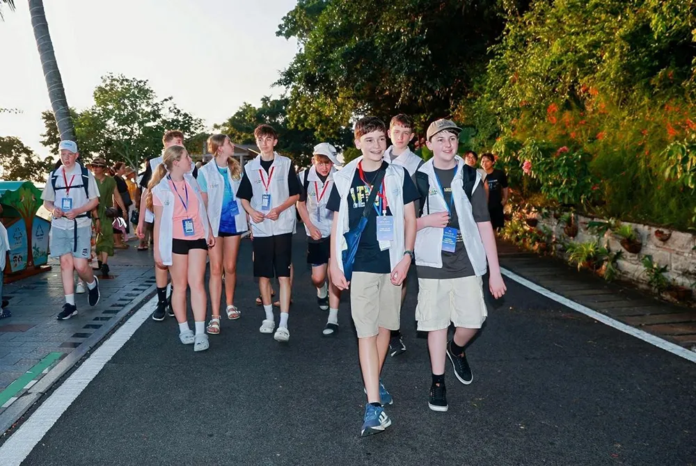 On October 1, foreign tourists hiked up the mountain to visit Luhuitou Scenic Area in Sanya. Photo by Zhang Neng