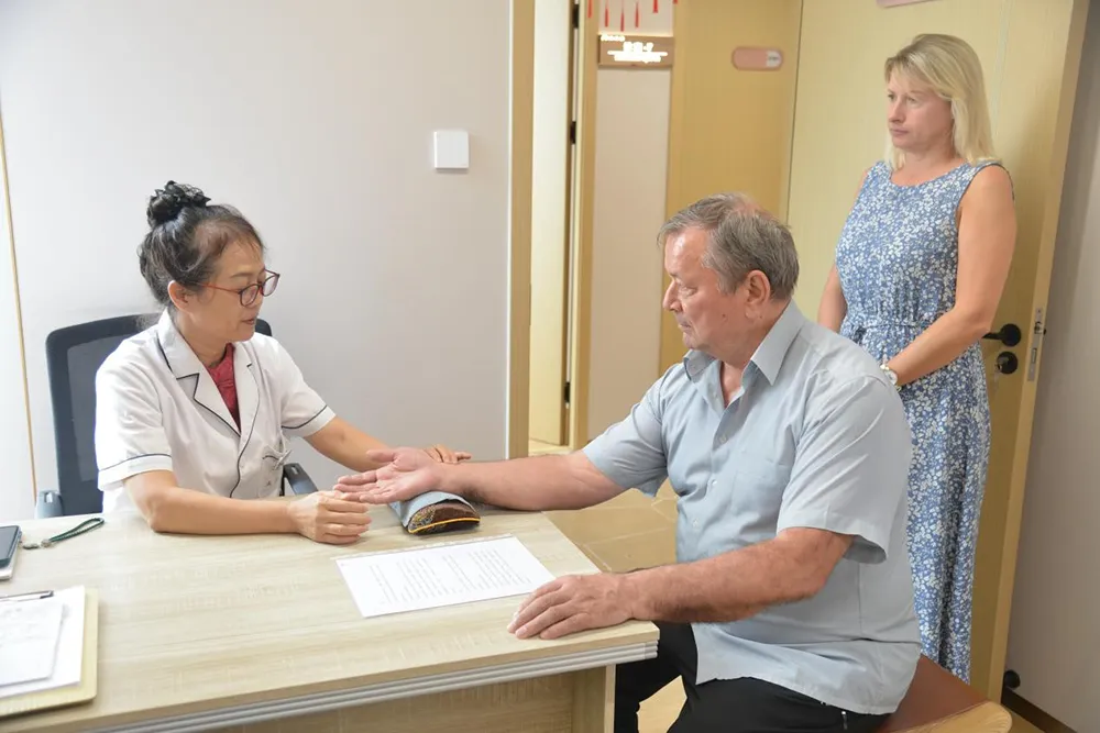 On October 3, a foreign tourist experienced traditional Chinese medicine diagnosis and treatment in Sanya, Hainan. Photo by Zhang Yuehe