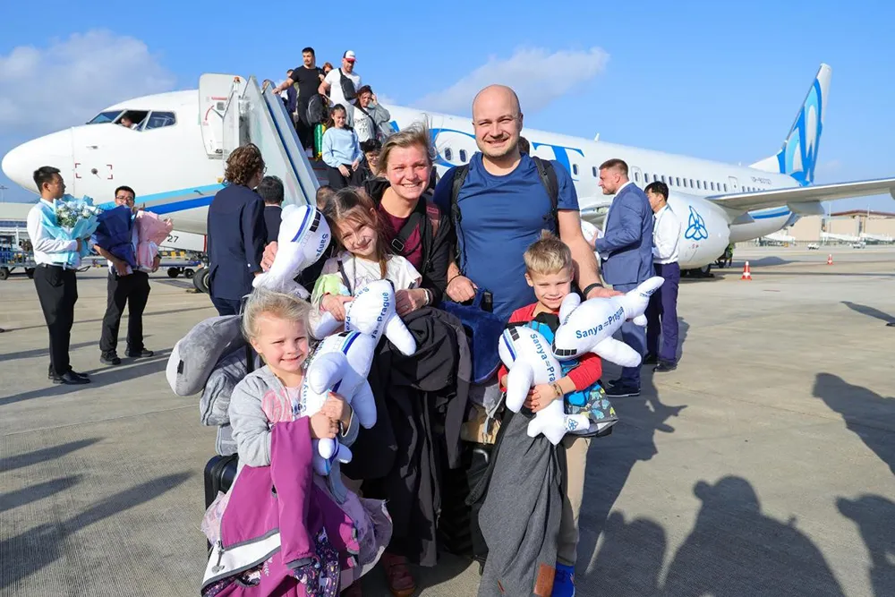 On December 22, 2025, China's first seventh-freedom passenger route, the "Sanya⇌Prague" route, was launched, carrying 115 passengers from Prague, the Czech Republic, and 9 crew members to Sanya. Photo by Luo Yunfei
