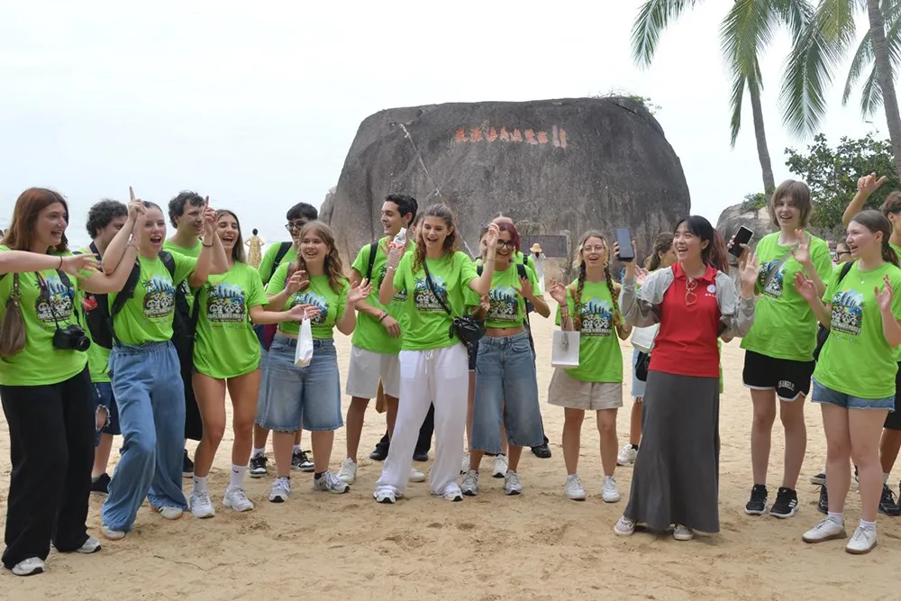 On July 6, members of the 2026 Hainan International (Italy) Youth Exchange Delegation sang the Chinese song "Please Come to Tianya Haijiao" in chorus at the Tianya Haijiao Scenic Area in Sanya. Photo by Zhang Yuehe