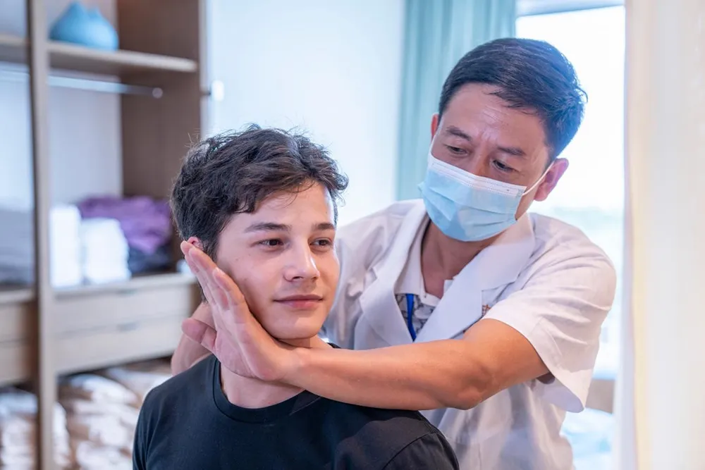 On May 21, Russian tourists experienced traditional Chinese medicine wellness services at Atlantis Sanya Resort. (Photo provided by Atlantis Sanya)
